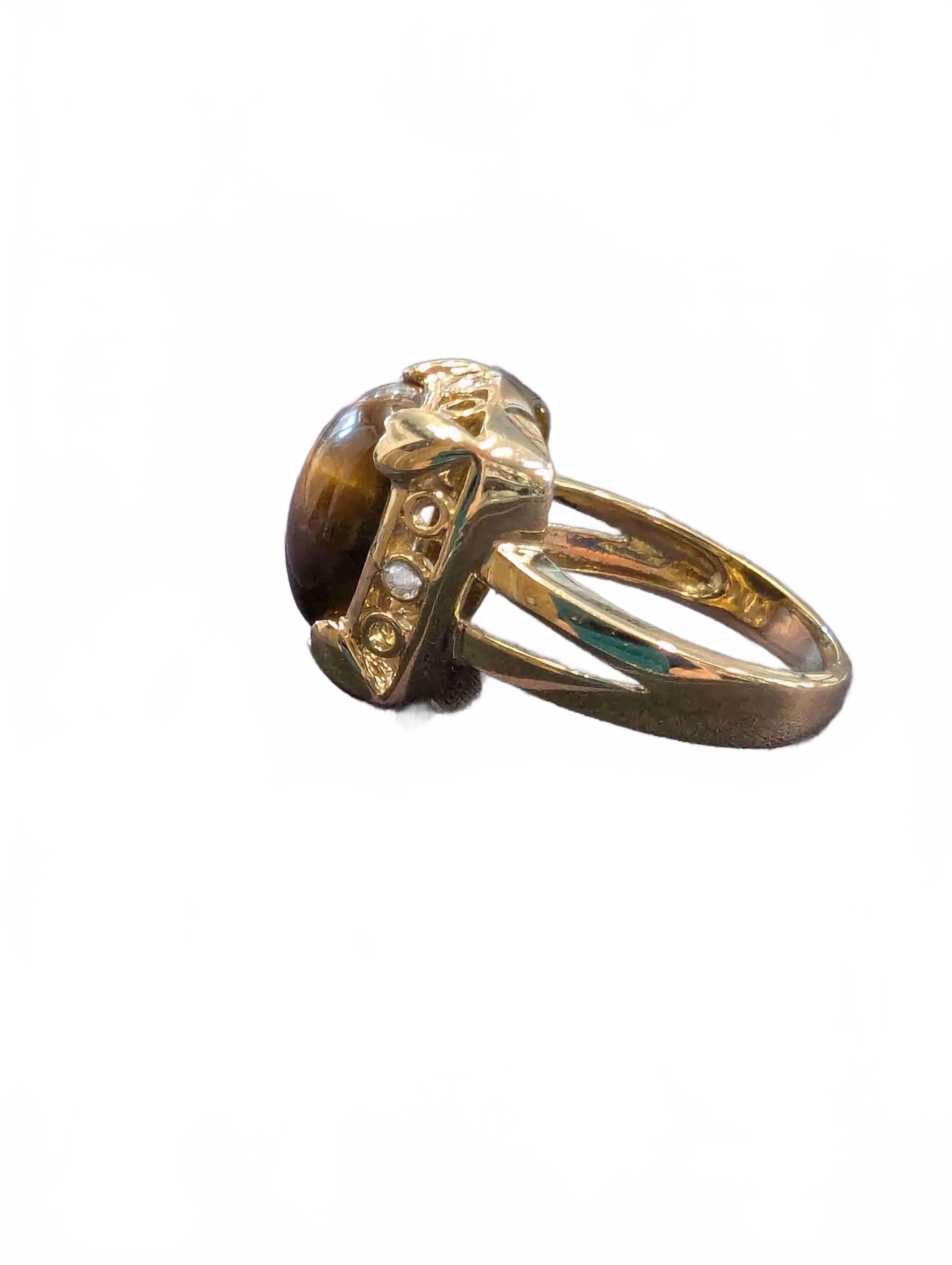 Unisex 9CT Gold Signet Ring With Square Cabochon Cut Tiger’s Eye And 4 Round Brilliant Cut Diamonds. Size O Valued At $2100 With SJCO Valuation Certificate (GE 1404026)