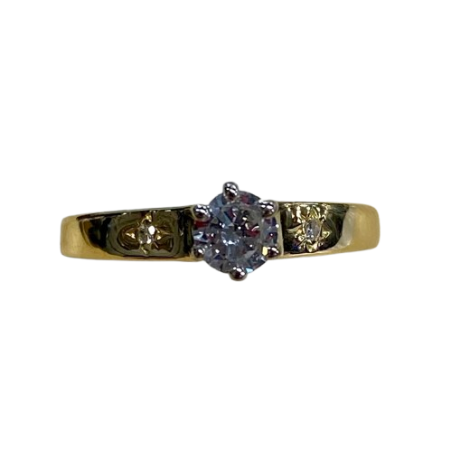 Ladies 18ct Yellow & White Gold 3 Stone Diamond Ring. Round Brilliant Cut 6 Claw Tapered Collet White Gold On A Yellow Gold Under Rail Diamond, With 2 Single Cut Diamonds Star Grain Set In Flat Top Swept Up Shoulders. TDW 0.32ct. Size N/7, With Valuation Certificate (NG 132482)