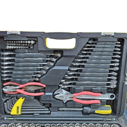 Stanley 156PC 1/4″, 3/8″, 1/2″ Metric/SAE Socket Set 71-609