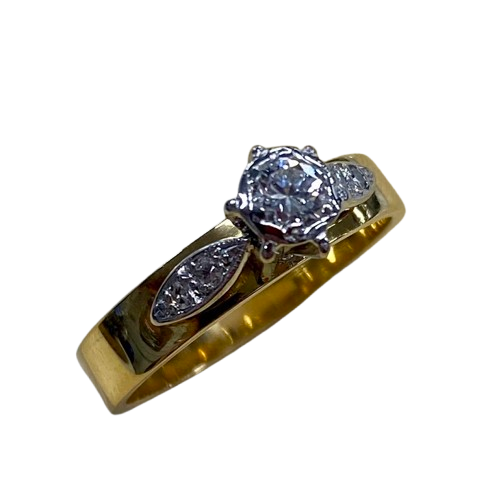 Ladies 18ct Yellow &White Gold 5 Stone Diamond Ring. Round Brilliant Cut Diamond White Gold Illusion Grain Set With Tapered 6 Claw Collet, With 4 Single Cut Diamonds Grain Set in White Gold Leaf Shoulders On Flat Band. TDW 0.24ct. Size M/6.5, With Valuation Certificate (NG 99547)