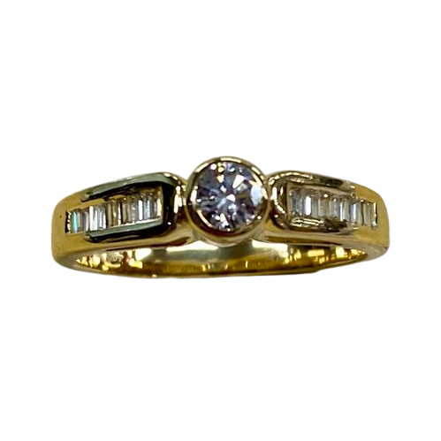 Ladies 18ct Gold 16 Stone Diamond Ring. Single Round Brilliant Cut Rub Over Set, 15 Baguette Cut Diamonds Channel Set In Swept Up Shoulders. TDW 0.50ct. Size K/5.5, With Valuation Certificate – (NG 104625)