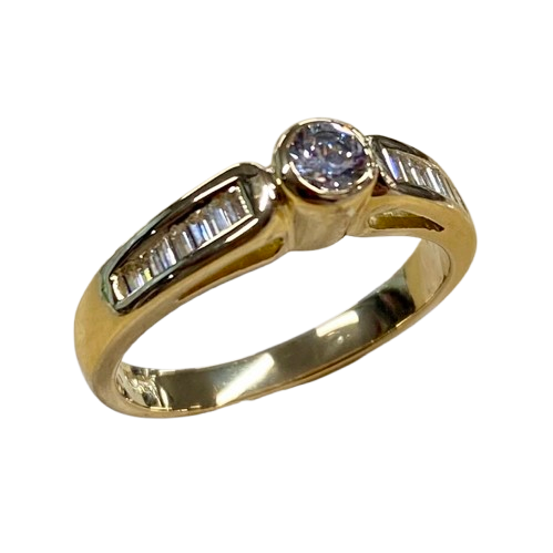 Ladies 18ct Gold 16 Stone Diamond Ring. Single Round Brilliant Cut Rub Over Set, 15 Baguette Cut Diamonds Channel Set In Swept Up Shoulders. TDW 0.50ct. Size K/5.5, With Valuation Certificate – (NG 104625)