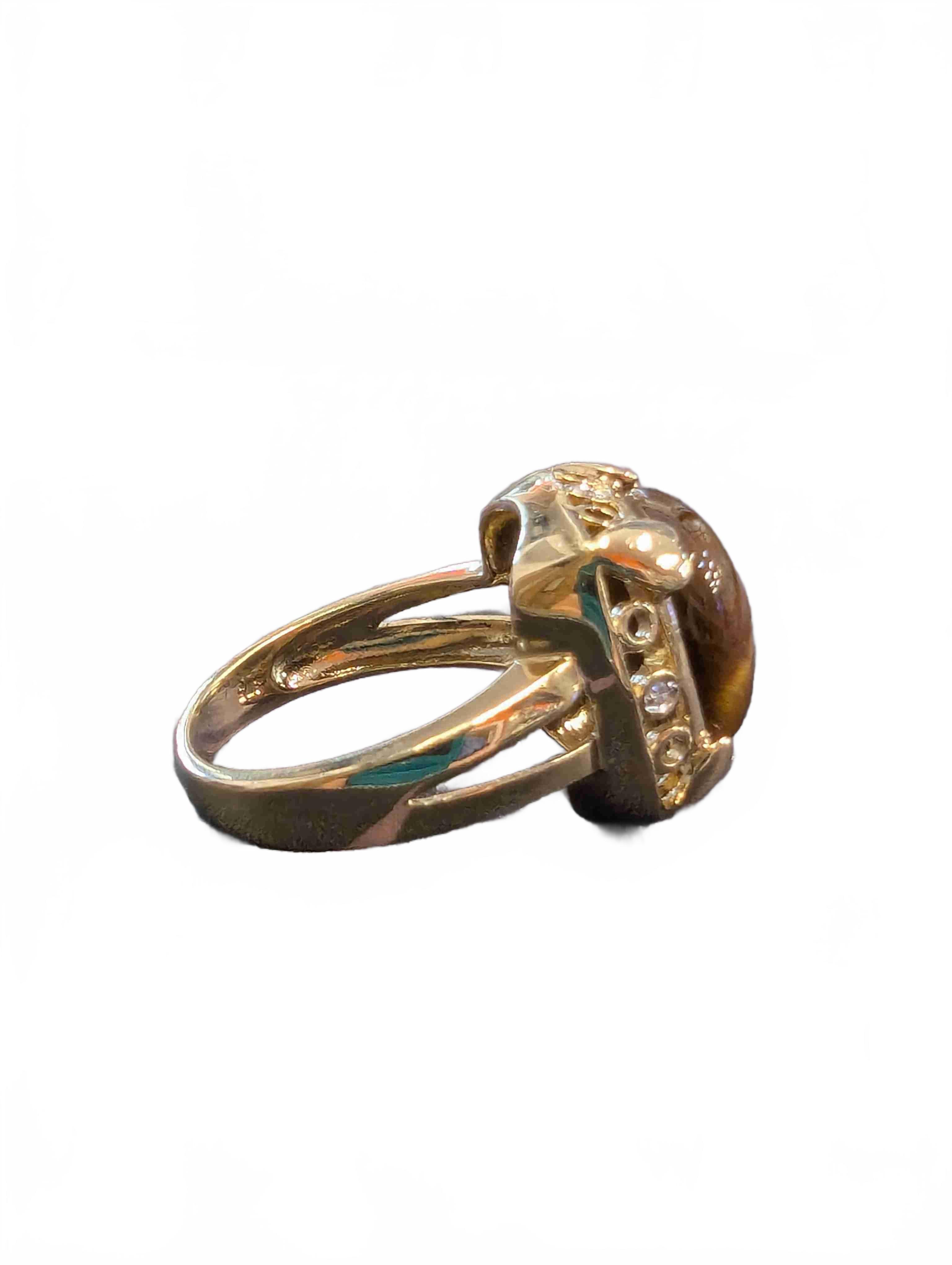 Unisex 9CT Gold Signet Ring With Square Cabochon Cut Tiger’s Eye And 4 Round Brilliant Cut Diamonds. Size O Valued At $2100 With SJCO Valuation Certificate (GE 1404026)