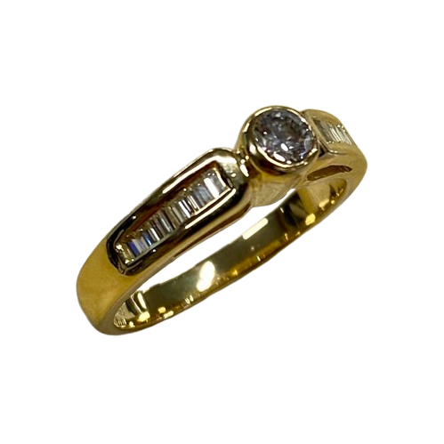 Ladies 18ct Gold 16 Stone Diamond Ring. Single Round Brilliant Cut Rub Over Set, 15 Baguette Cut Diamonds Channel Set In Swept Up Shoulders. TDW 0.50ct. Size K/5.5, With Valuation Certificate – (NG 104625)