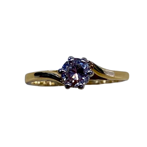 Ladies 18ct Yellow Gold Single Stone Diamond Ring. Round Brilliant Cut Surrounded 6 Claw Wire Tapered Collect Set On a Yellow Gold Under Rail With Pointed Cross Over Swept Up Shoulders. TDW 0.39ct. Size L/5.5, With Valuation Certificate – (NG 102862)
