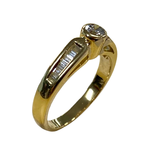 Ladies 18ct Gold 16 Stone Diamond Ring. Single Round Brilliant Cut Rub Over Set, 15 Baguette Cut Diamonds Channel Set In Swept Up Shoulders. TDW 0.50ct. Size K/5.5, With Valuation Certificate – (NG 104625)