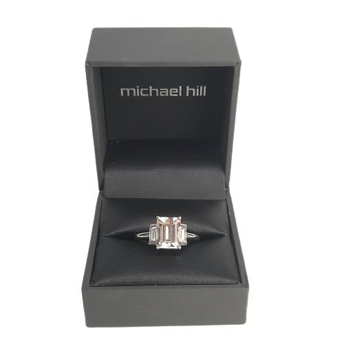 Ladies 18ct White Gold Cast Morganite And Diamond Dress Ring (LN)