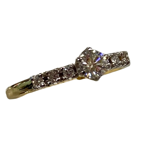 Ladies 18ct Yellow & White Gold Diamond Ring. Single Round 0.20ct Brilliant Cut White Gold Claw Set Diamond, With 6 Round Brilliant Cut White Gold Claw Set Diamonds. TDW 0.29ct. Size L&1/2 . With Valuation Certificate.