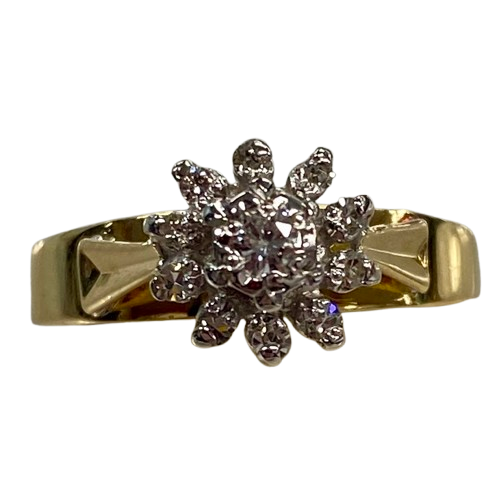Ladies 18ct Yellow & White Gold Diamond Cluster Ring. Single Round 0.06ct Brilliant Cut White Gold Claw Set Diamond, With 10 Round Brilliant Cut White Gold Illusion Grain Set Diamonds. TDW 0.16ct. Size L&1/2 . With Valuation Certificate.