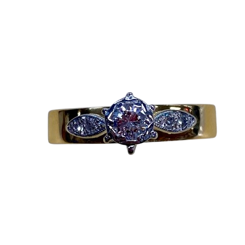 Ladies 18ct Yellow &White Gold 5 Stone Diamond Ring. Round Brilliant Cut Diamond White Gold Illusion Grain Set With Tapered 6 Claw Collet, With 4 Single Cut Diamonds Grain Set in White Gold Leaf Shoulders On Flat Band. TDW 0.24ct. Size M/6.5, With Valuation Certificate (NG 99547)