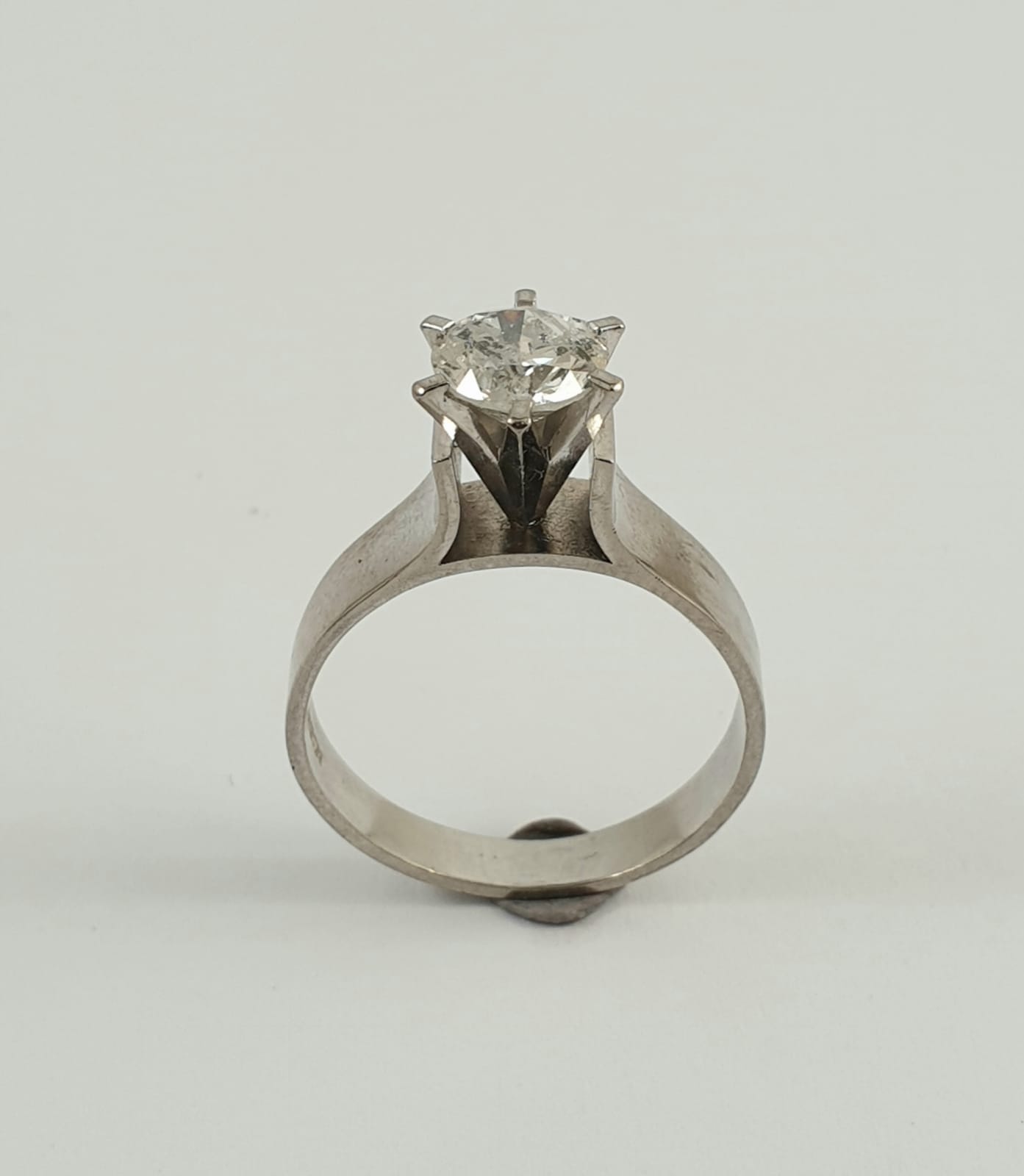 18CT WHITE GOLD AND DIAMOND RING. SET WITH 1 X 1.12CT DIAMOND