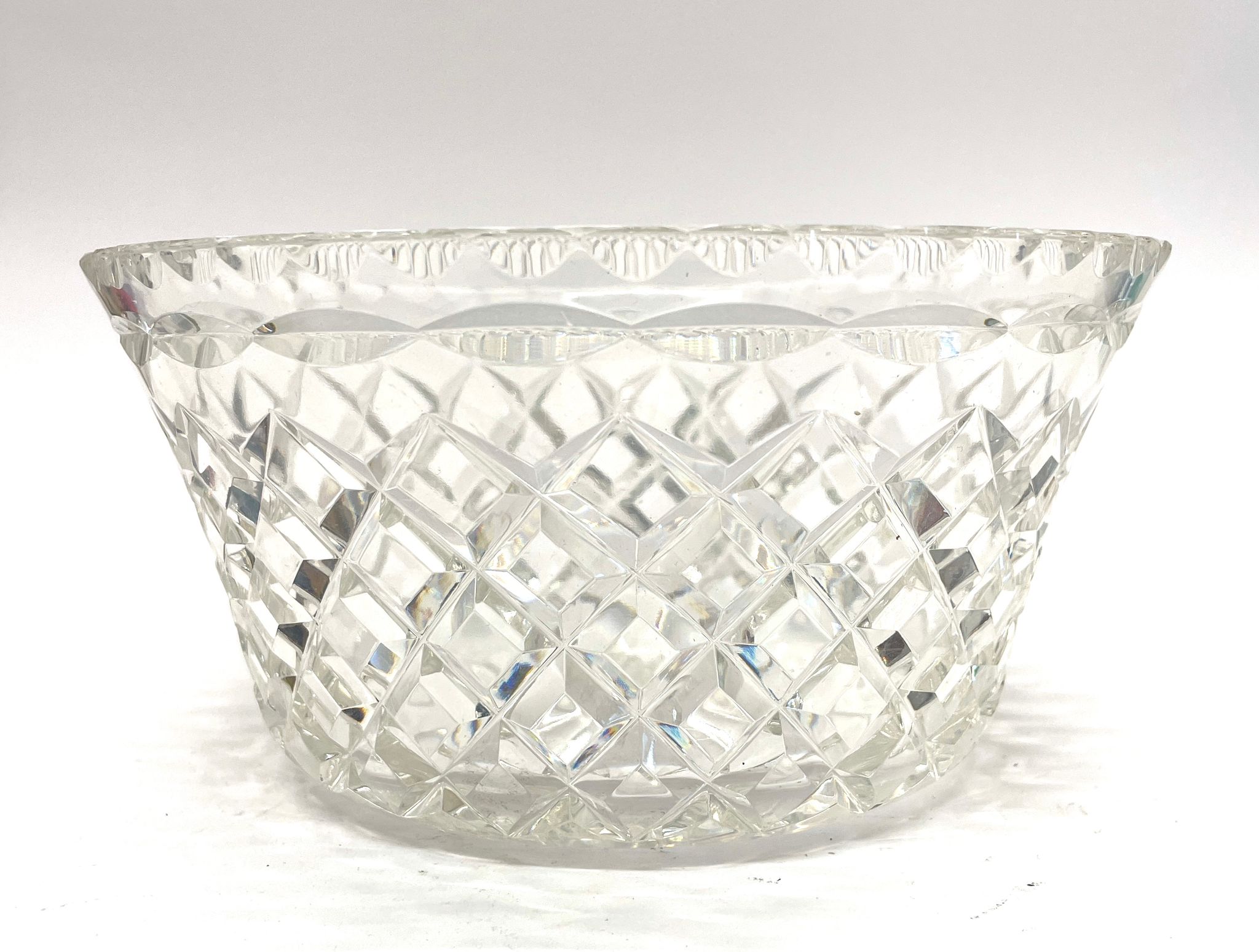 GLASS BOWL WITH GEOMETRIC DESIGN