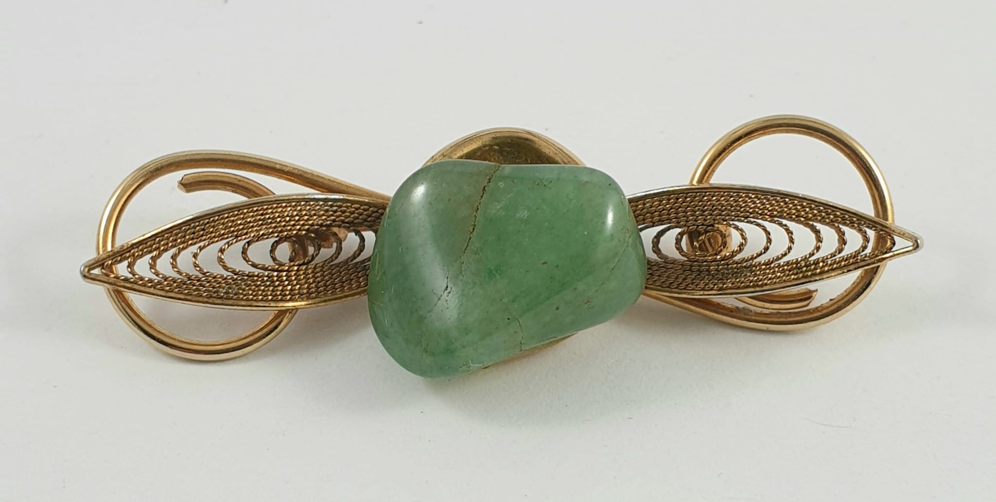 BASE METAL FILIGREE BROOCH SET WITH AVENTURINE QUARTZ