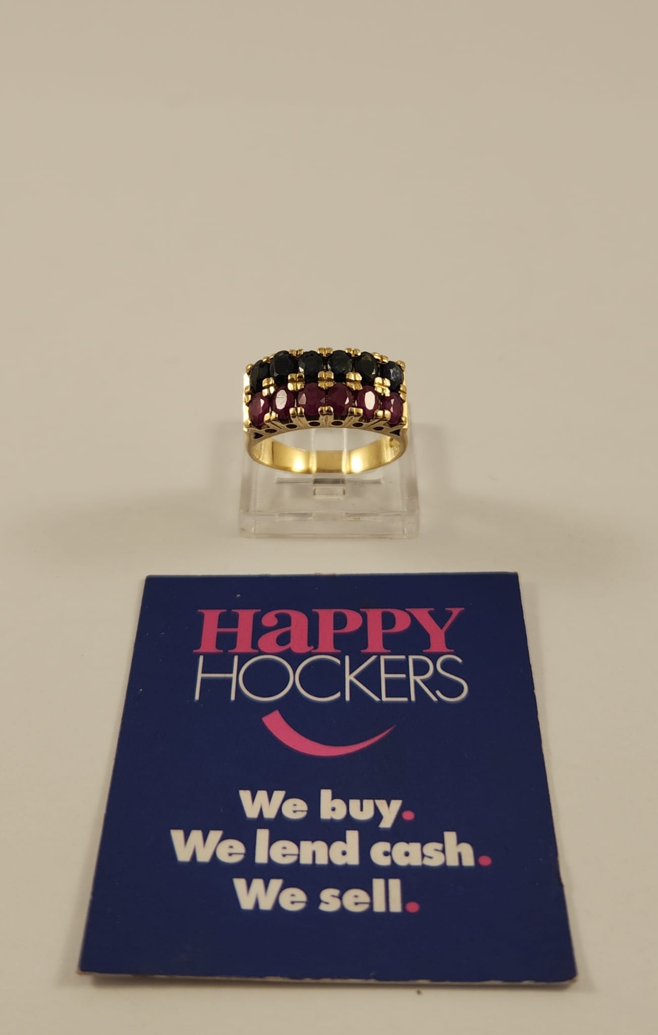 18CT YELLOW GOLD RING SET WITH NATURAL SAPPHIRES AND RUBIES.