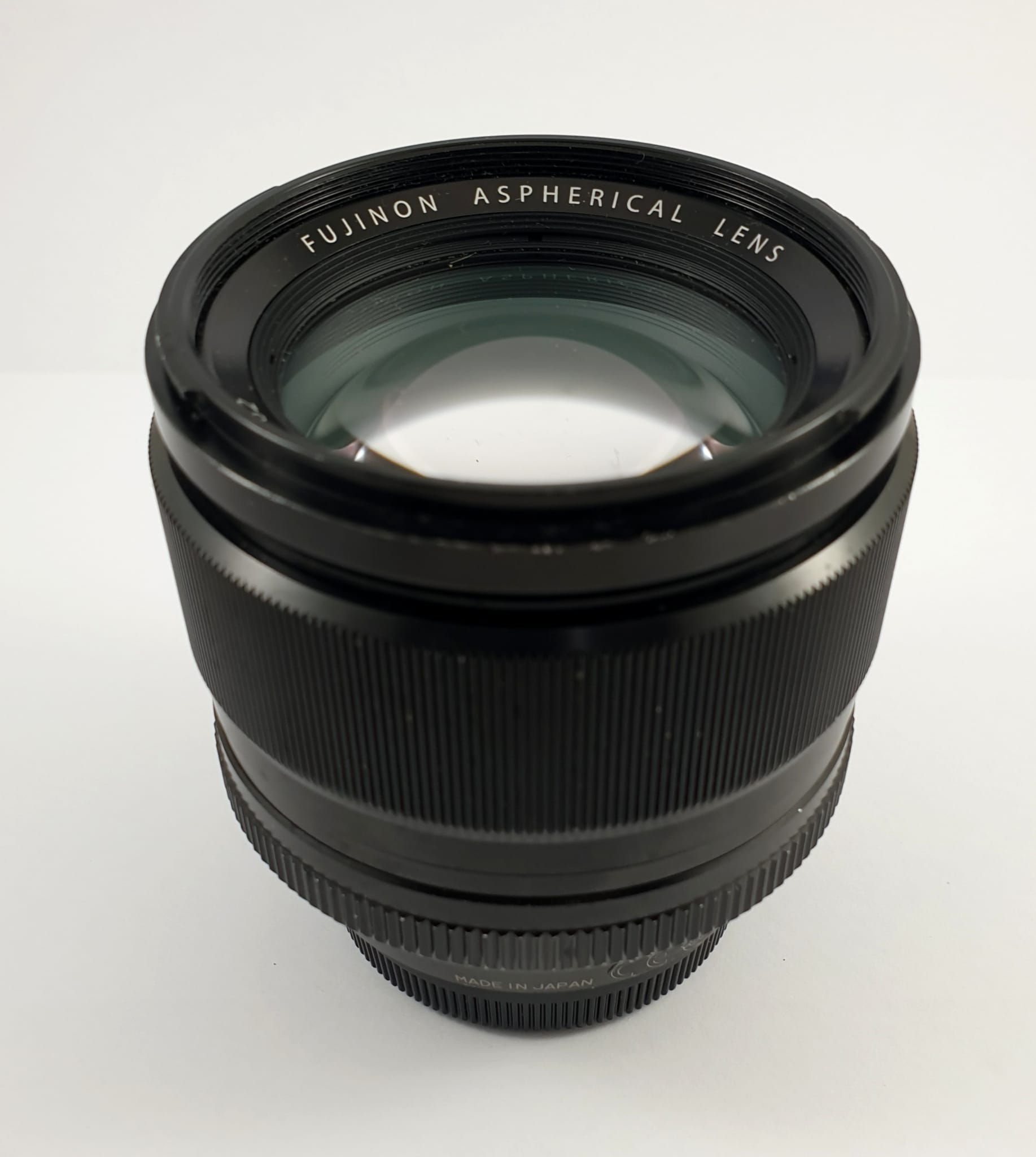 FUJINON LENS SUPER EBC XF 56MM 1:1.2 R. X-MOUNT LENS/APS-C FORMAT. F/1.2 TO F/16 APERTURE RANGE