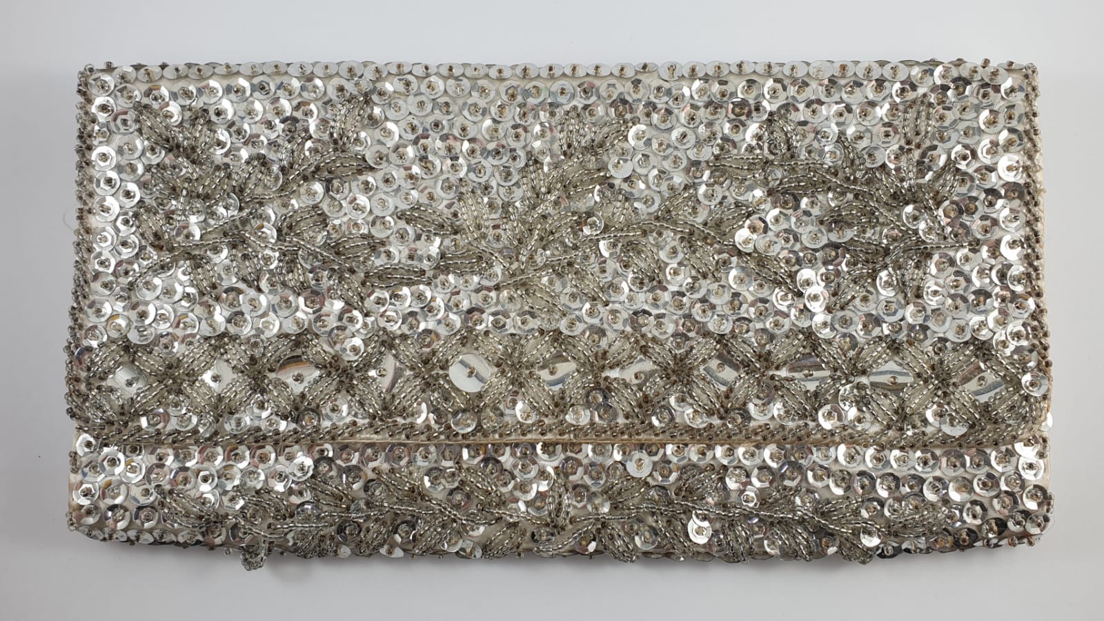 SILVER AND WHITE VINTAGE DECORATED CLUTCH STYLE PURSE
