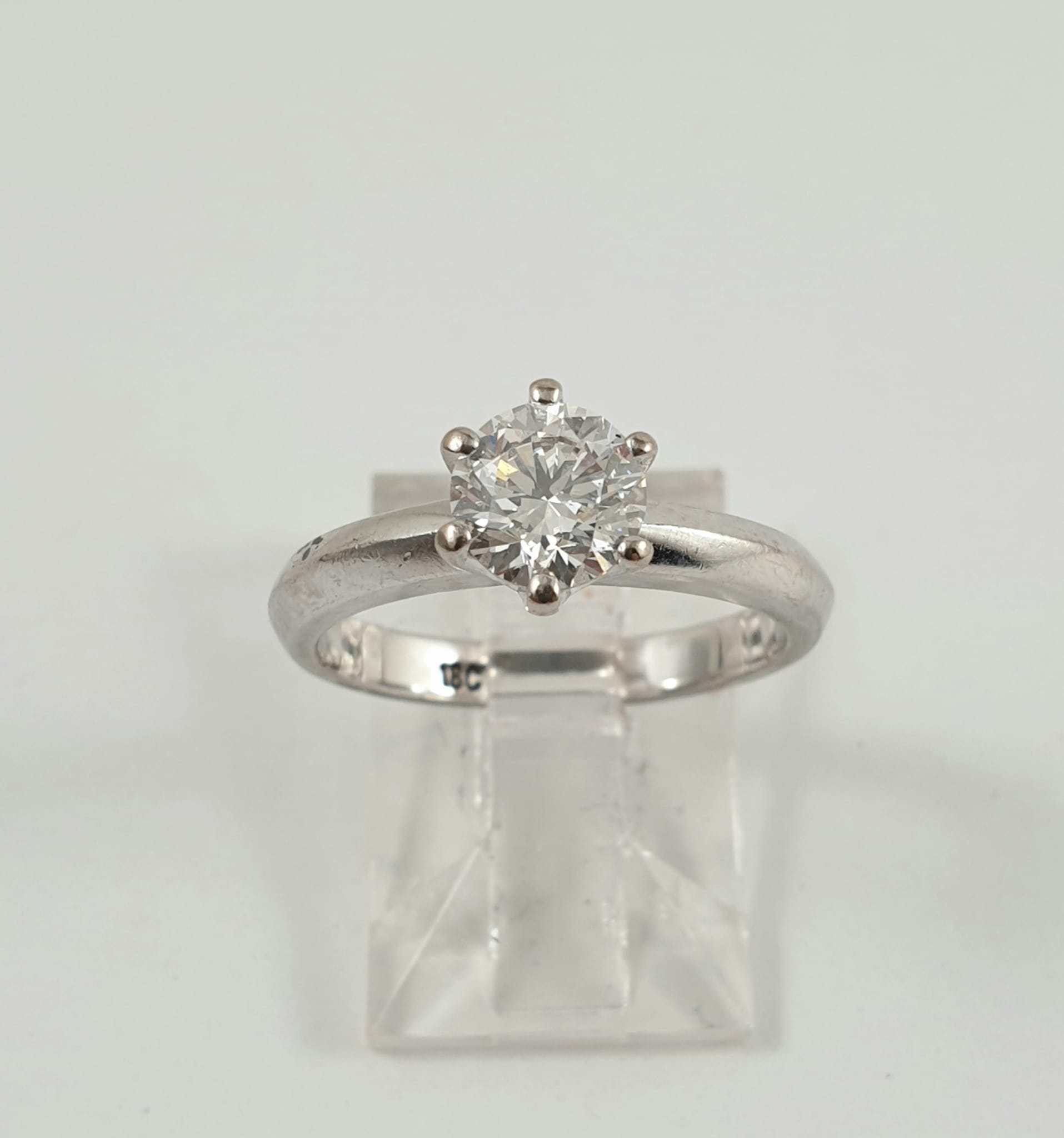 18CT WHITE GOLD AND DIAMOND RING