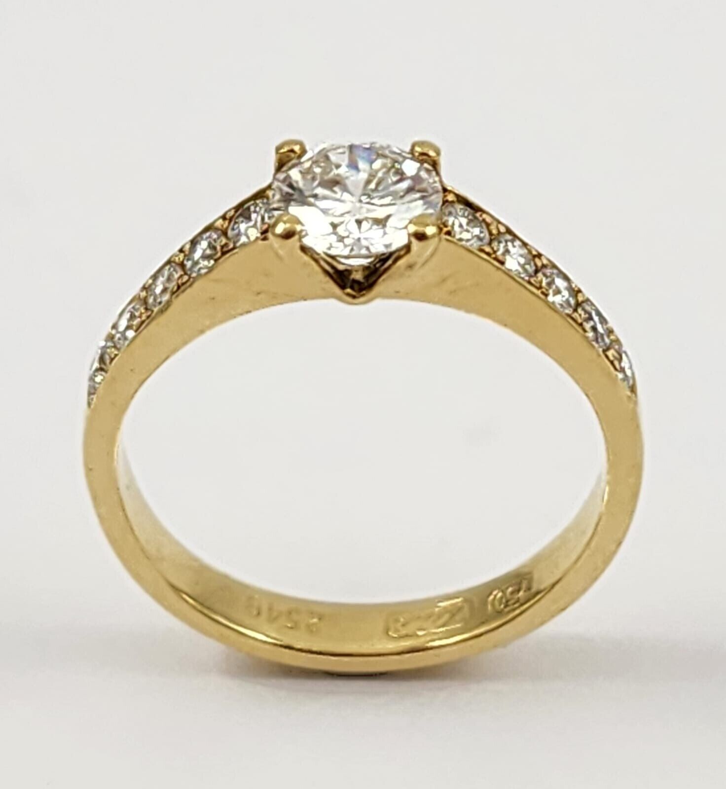 18CT YELLOW GOLD RING SET WITH ONE 0.57CT DIAMOND