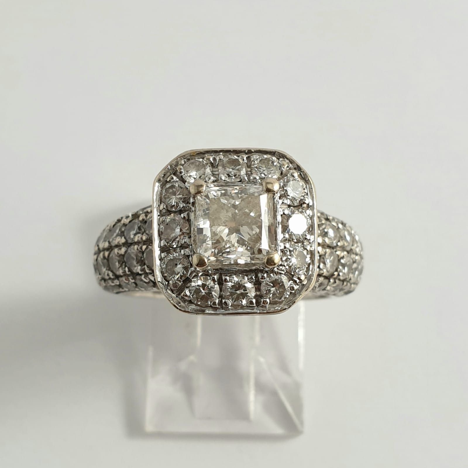 18CT WHITE GOLD AND DIAMOND RING