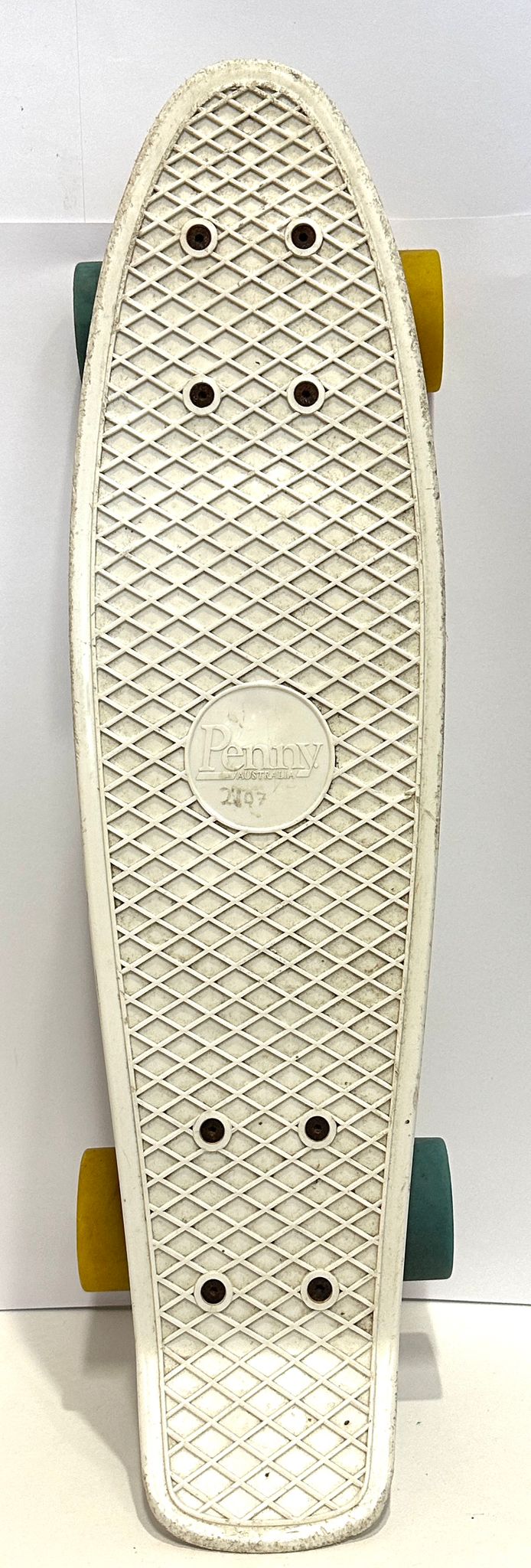 PENNY SKATE BOARD WHITE WITH YELLOW AND BLUE WHEELS