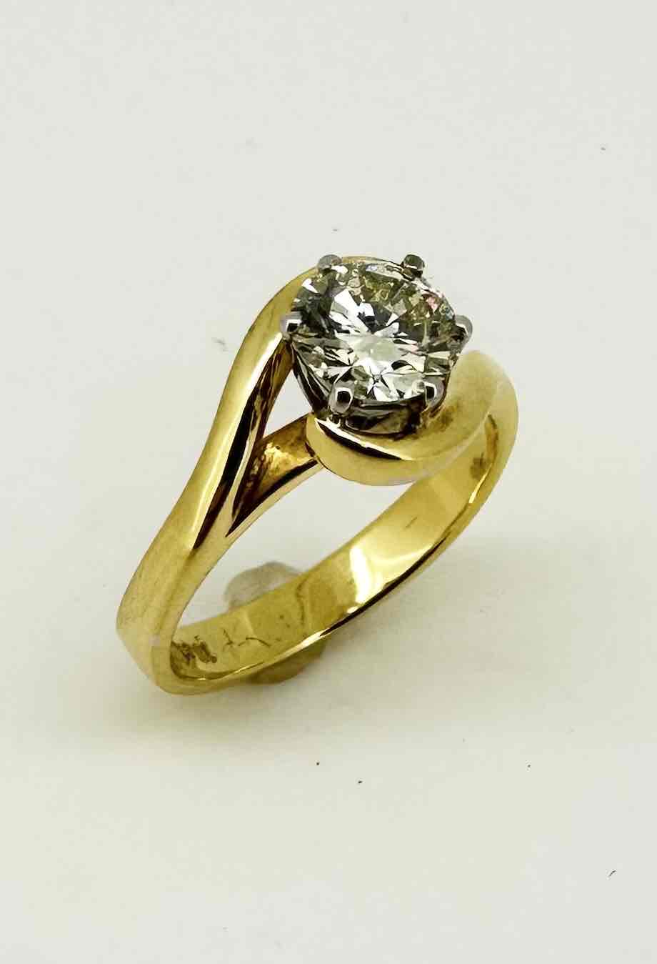 18CT YELLOW AND WHITE GOLD LADIES DIAMOND SOLITAIRE RING