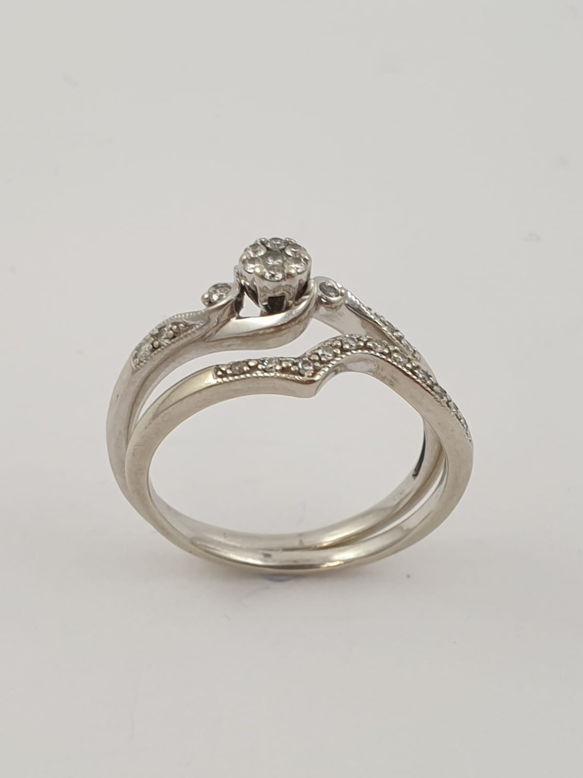 A 10CT WHITE GOLD ENGAGEMENT/WEDDING RING SET.
