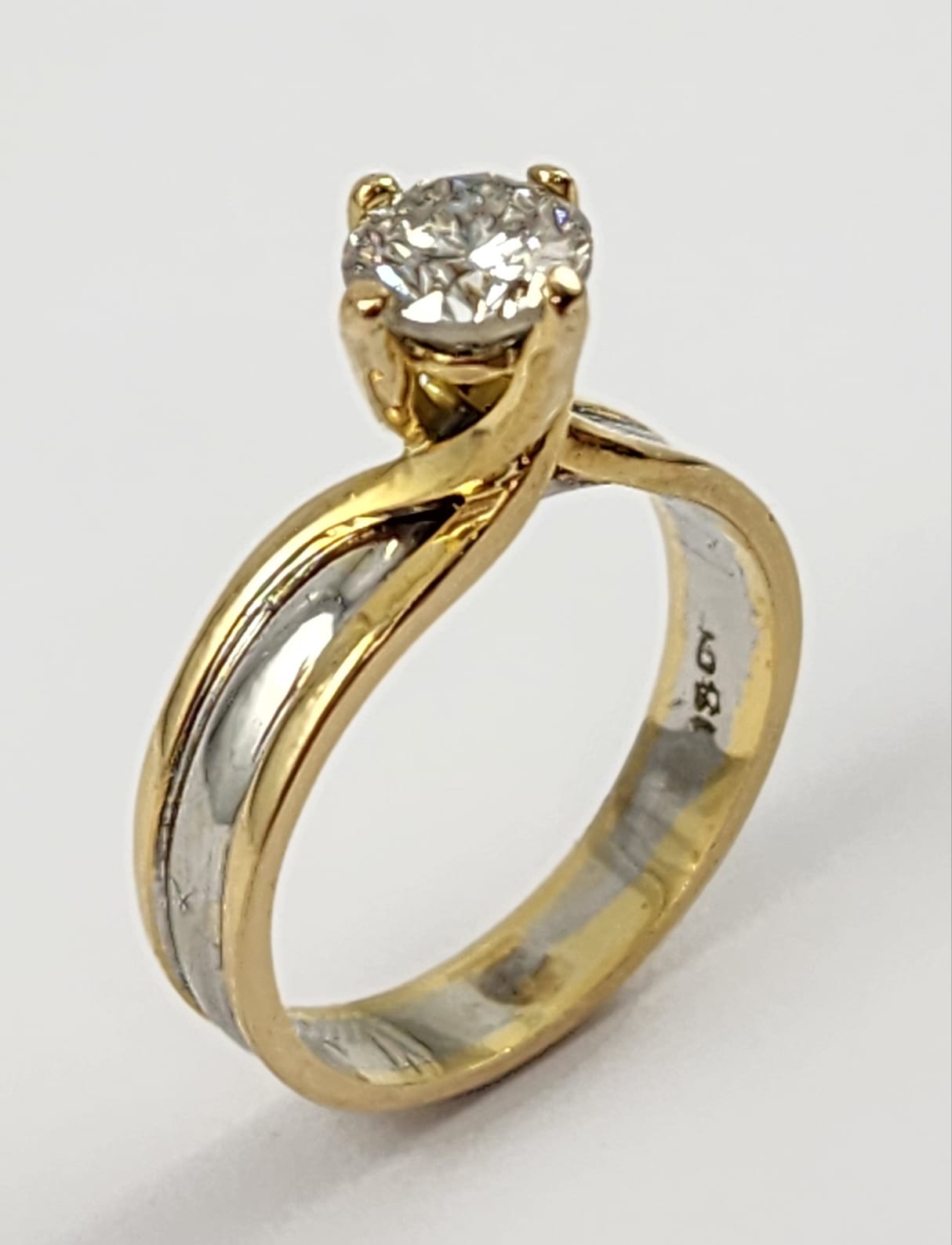 18CT TWO-TONE GOLD SOLITAIRE RING SET WITH ONE 1.0CT BRILLIANT CUT DIAMOND