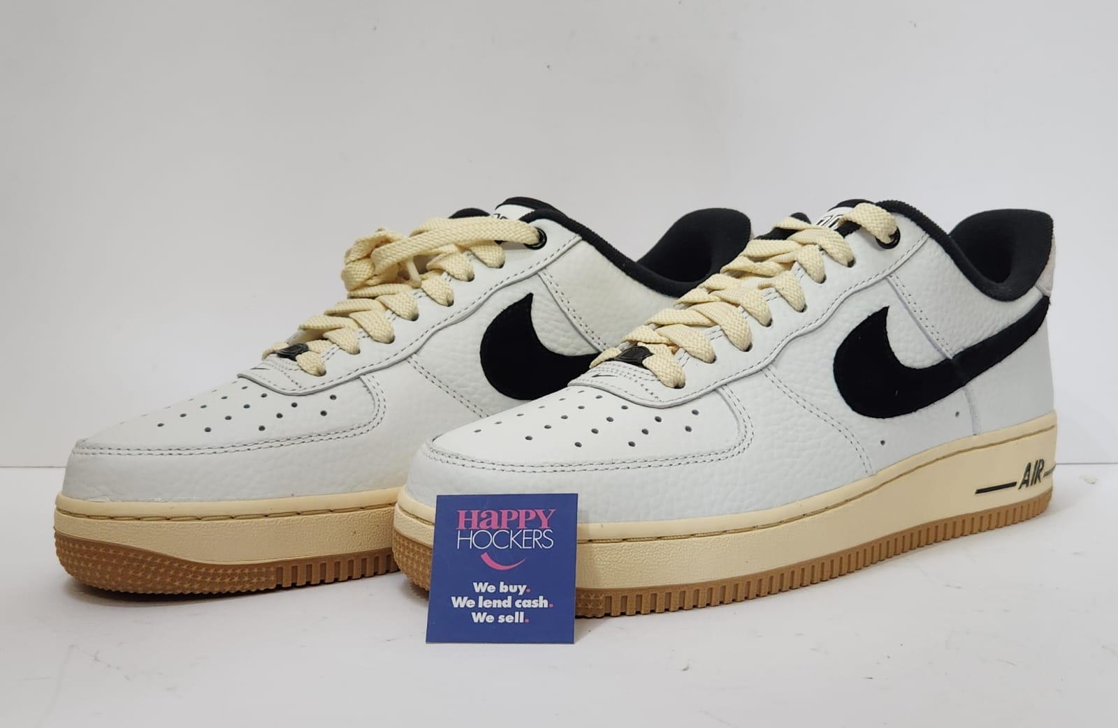 NIKE AIR FORCE 1 ’07 LX LOW CUT SNEAKERS MODEL: SUMMIT DR0148-101. SIZE WOMENS US 9.5.