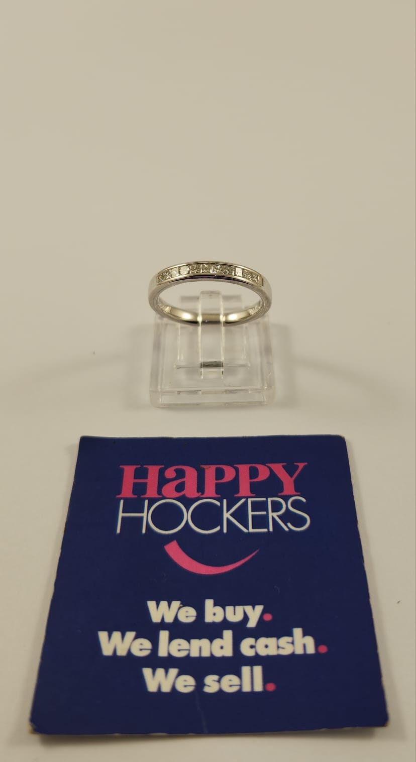 18CT WHITE GOLD RING SET WITH 11 X DIAMONDS TOTALLING 0.31CT