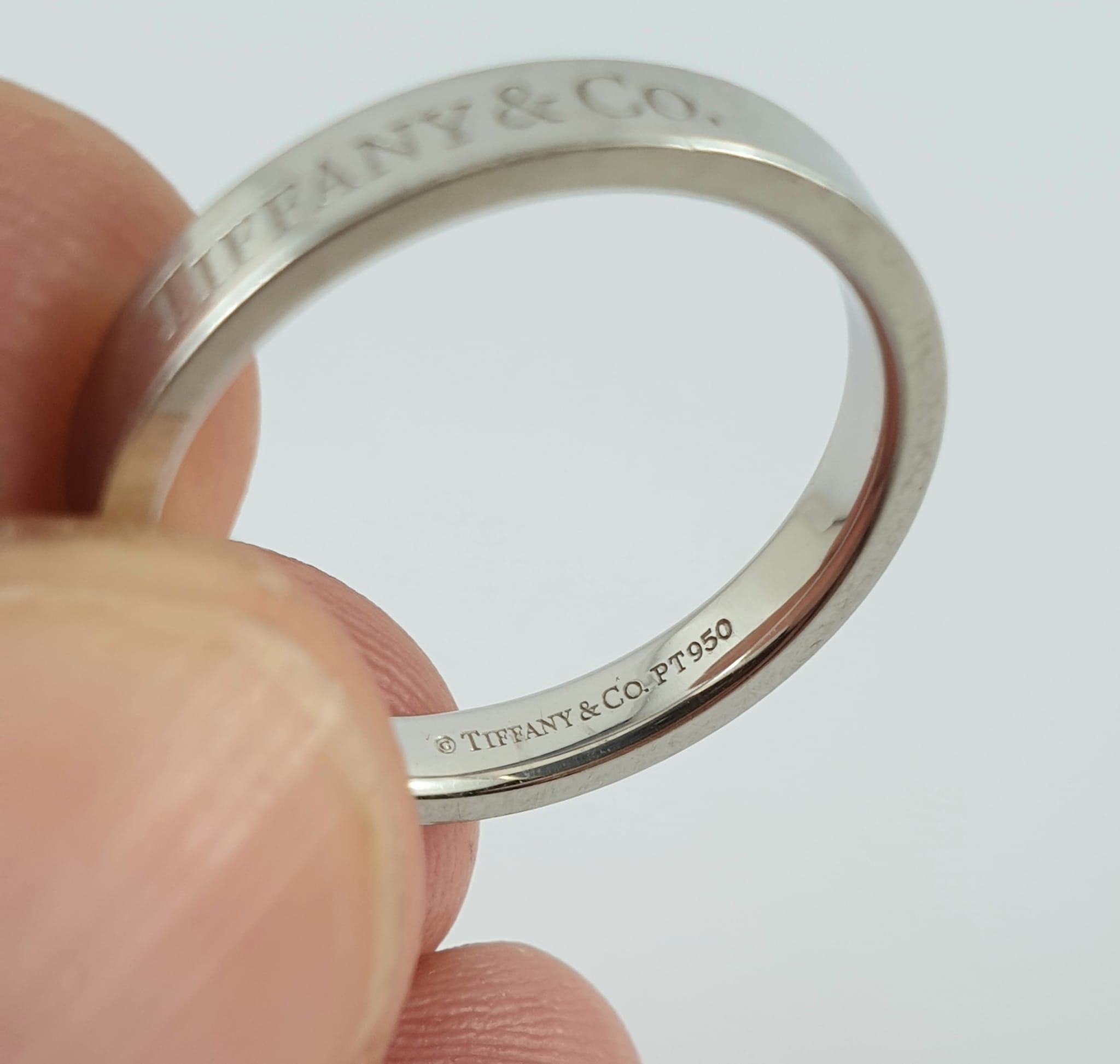 TIFFANY & CO. PLATINUM RING. ESSENTIAL BAND COLLECTION - Happy Hockers