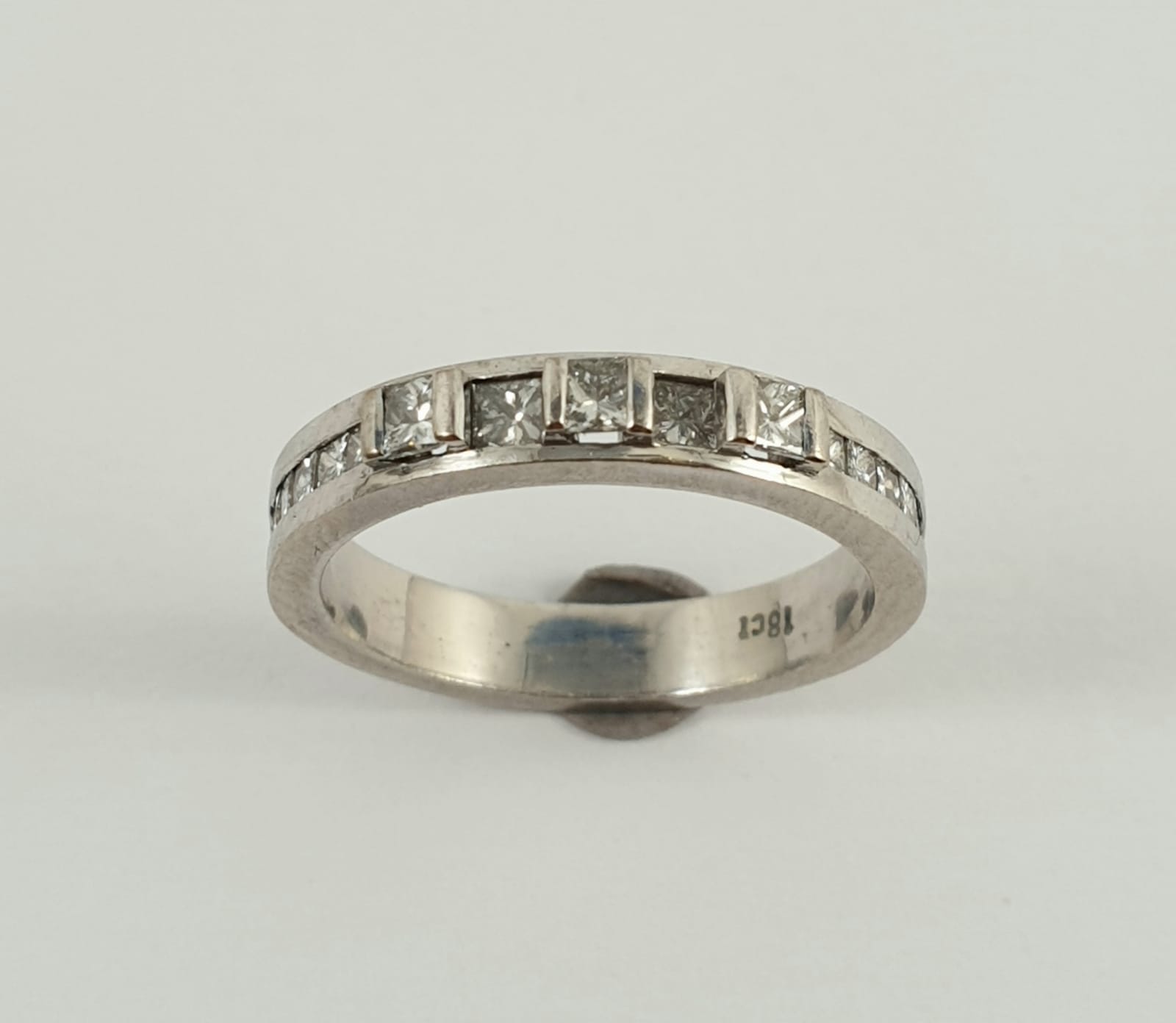 18CT WHITE GOLD AND DIAMOND RING