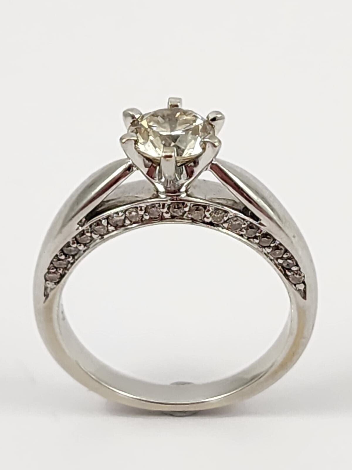 18CT WHITE GOLD RING SET WITH ONE 0.71CT DIAMOND