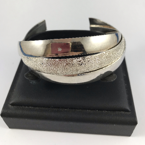 SILVER PLATED CRISS-CROSS DESIGN BANGLE