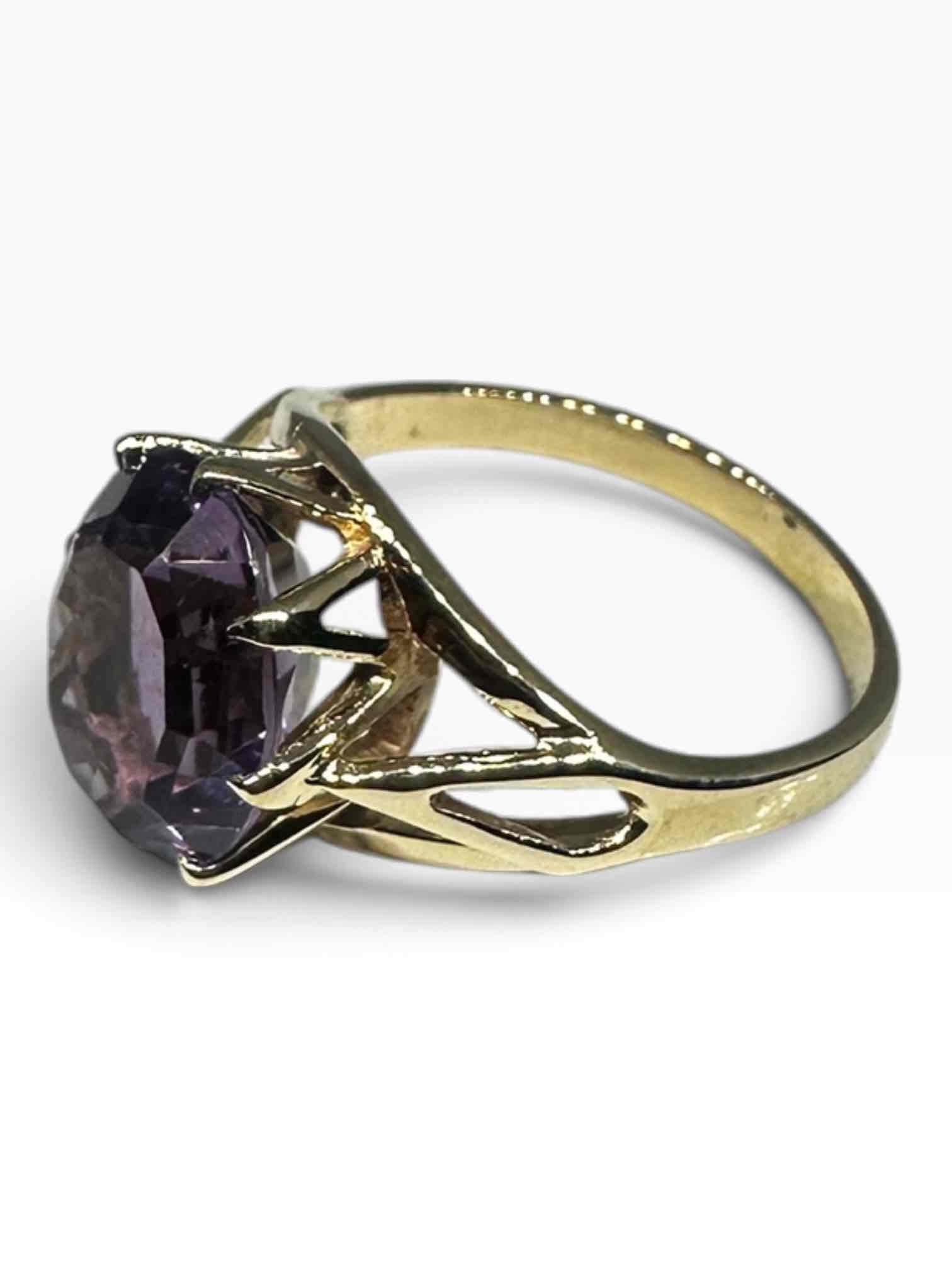 LADIES 9CT YELLOW GOLD RING WITH PURPLE STONE
