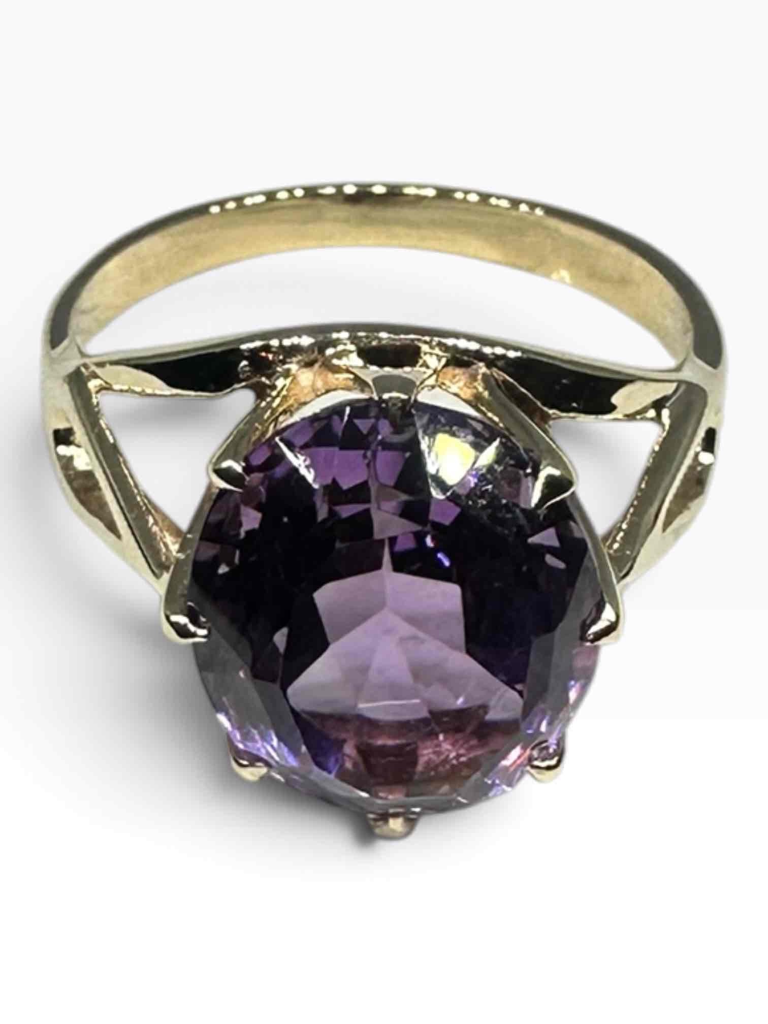 LADIES 9CT YELLOW GOLD RING WITH PURPLE STONE