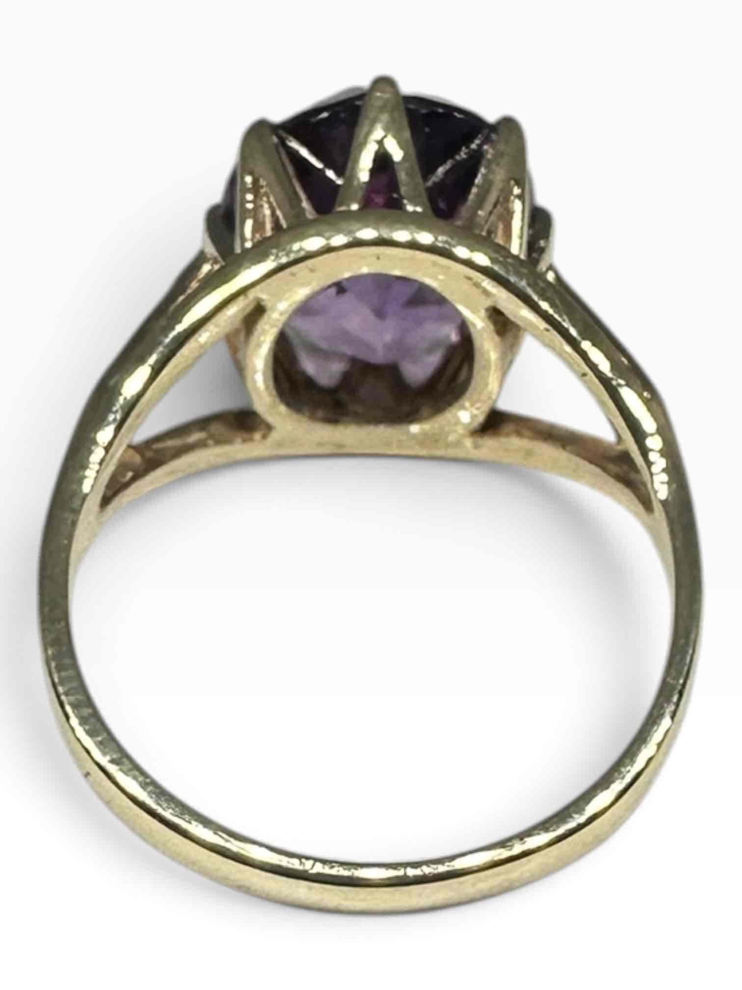 LADIES 9CT YELLOW GOLD RING WITH PURPLE STONE